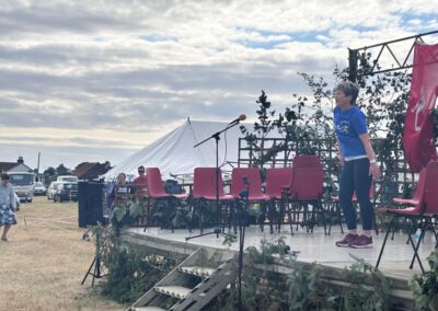 Lizzy Main on the stage going a Paracise session